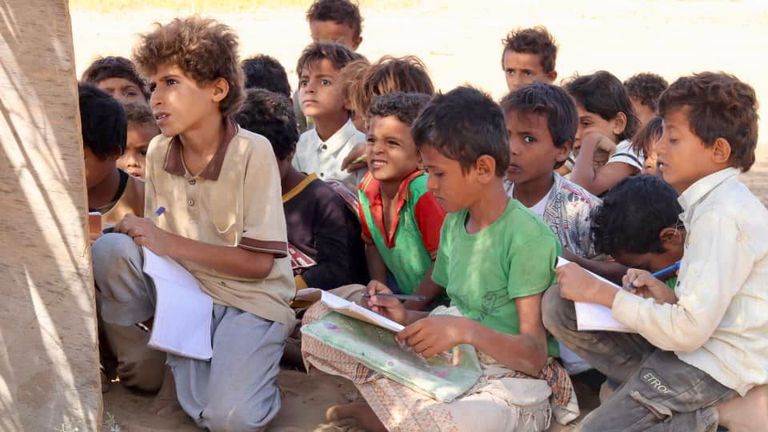 الجندي اليمني عبدالرقيب سعيد يعلم الأطفال