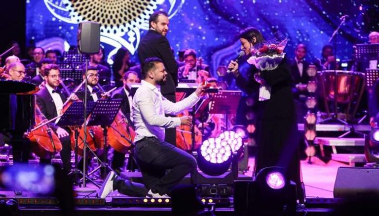 تونسي يطلب يد حبيبته على المسرح