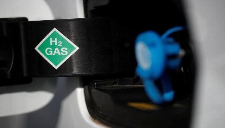 رمز كيميائي على سيارة رينو كانجو تعمل بالهيدروجين - رويترز
