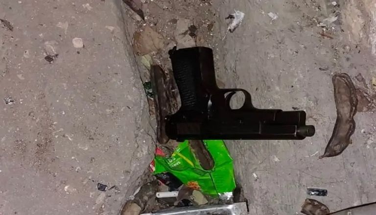صورة نشرتها وسائل إعلام إسرائيلية للسلاح المستخدم في الهجوم عناصر من قوات الأمن في مكان الهجوم بالقدس