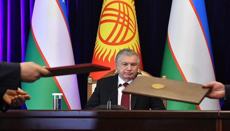 الرئيس القرغيزي صدير جاباروف (يمين) والرئيس الأوزبكي شوكت ميرزيوييف يتصافحان