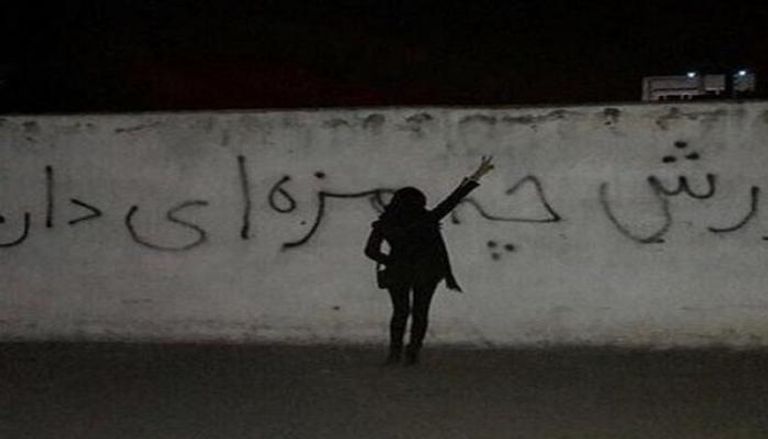 ناشطة إيرانية ترفع علامة النصر خلال احتجاجات سابقة في طهران- أرشيفية