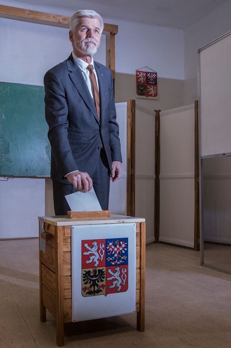 بيتر بافيل أثناء إدلائه بصوته في الانتخابات الرئاسية بيتر بافيل رئيس التشيك الجديد