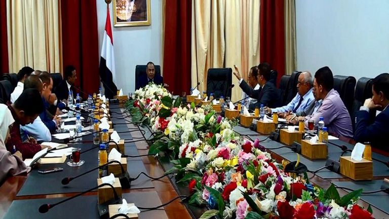 جانب من اجتماع وزير التجارة اليمني  مخزون اليمن الاستراتيجي من السلع يكفي لنحو 3 أشهر