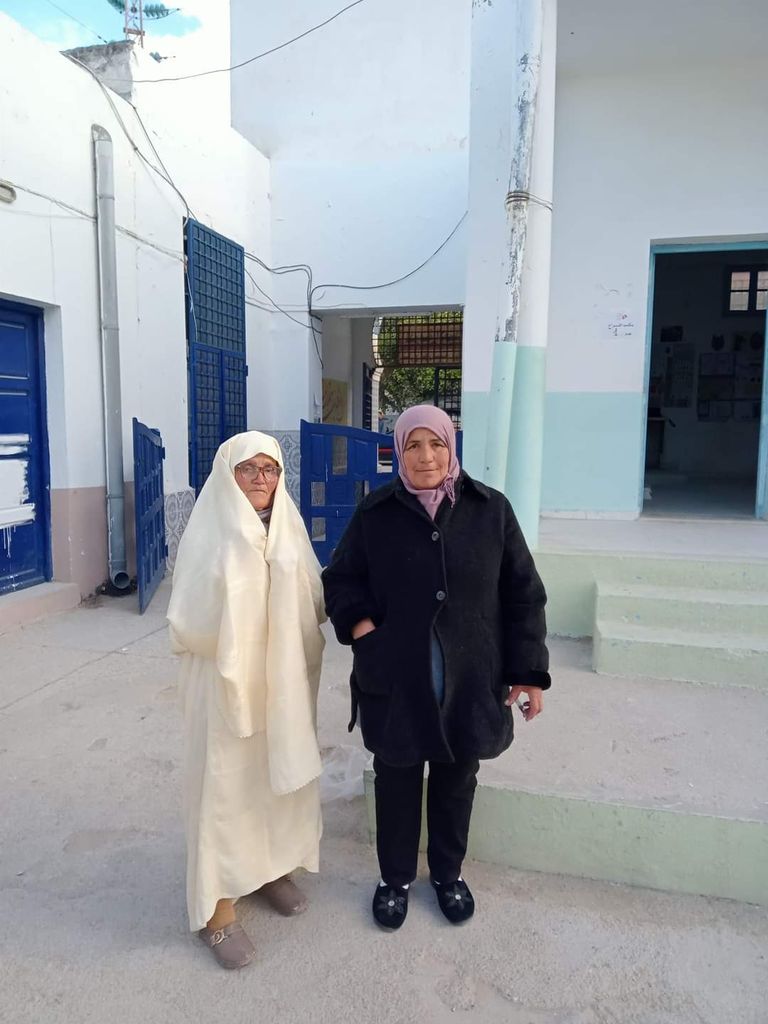 تونسي يدلي بصوته في الانتخابات