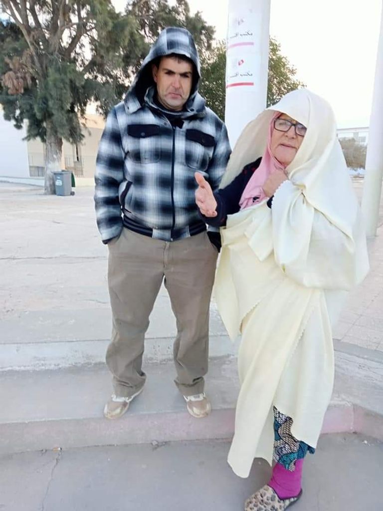 تونسي يدلي بصوته في الانتخابات