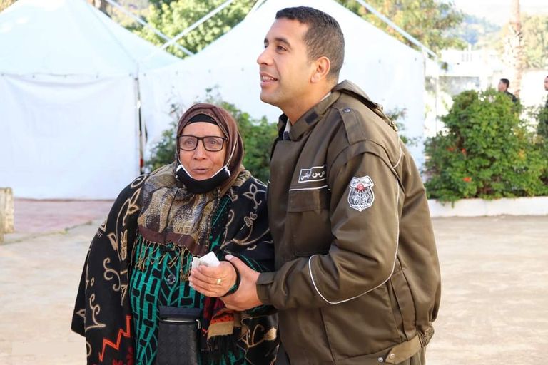 تونسي يدلي بصوته في الانتخابات