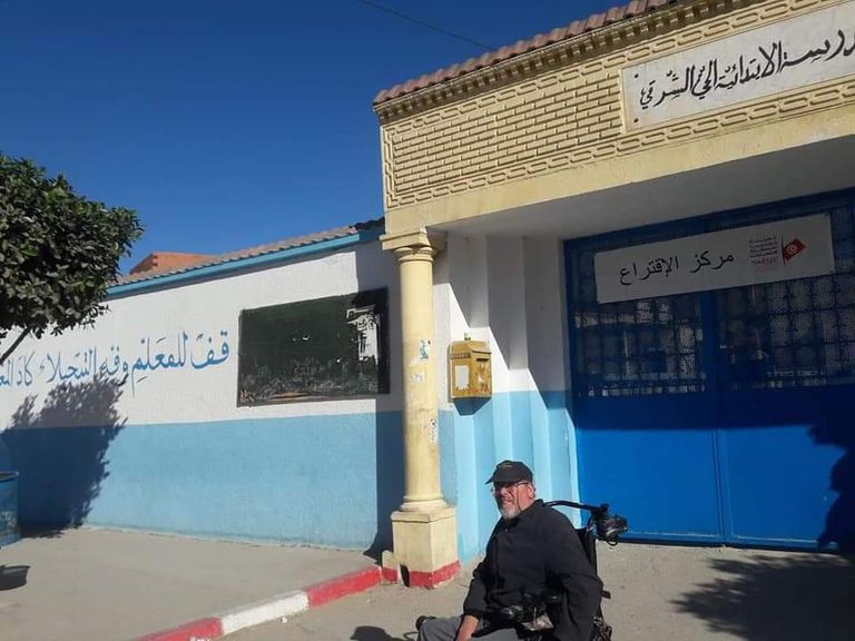 تونسي يدلي بصوته في الانتخابات