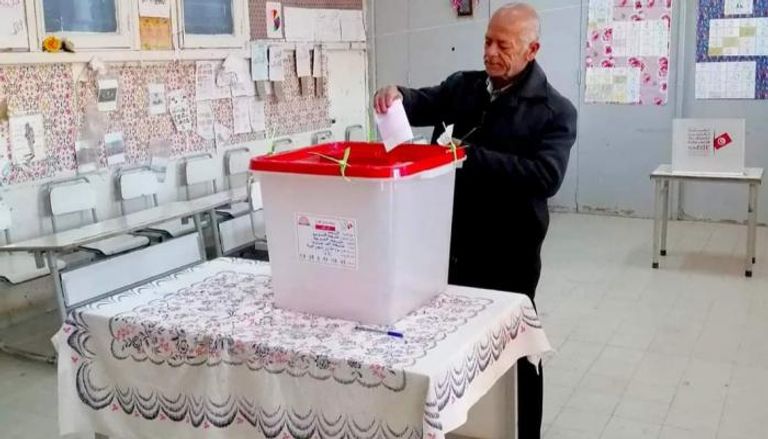 ناخب تونسي يدلي بصوته في الانتخابات