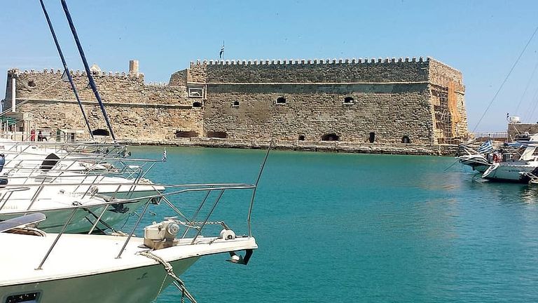 مدينة هيراكليون وقلعتها أحد أماكن السياحة في جزيرة كريت جزيرة كريت تتمتع بشواطئ ومدن تاريخية رائعة