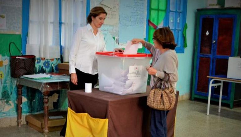 مواطنة تونسية تدلي بصوتها في الانتخابات البرلمانية