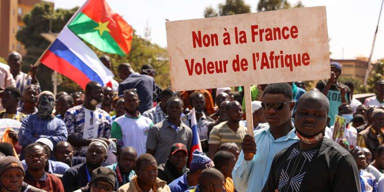 مظاهرات مناهضة لفرنسا في بوركينا فاسو متظاهرون في واغادوغو يحملون لافتات مكتوبة بالعربية