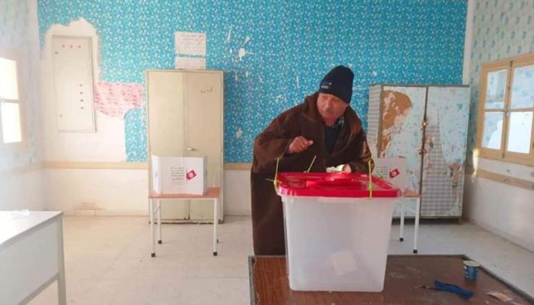 مواطن تونسي يدلي بصوته في جولة الإعادة من الانتخابات البرلمانية