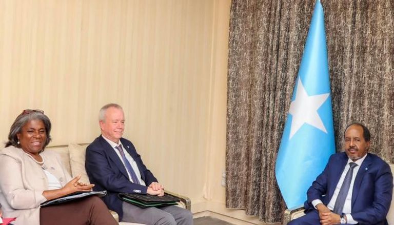 جانب من لقاء الرئيس الصومالي والسفيرة الأمريكية