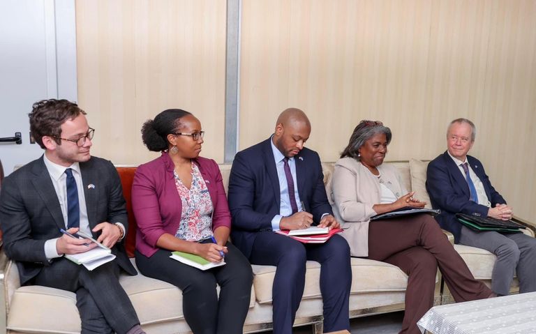 جانب من لقاء الرئيس الصومالي والسفيرة الأمريكية