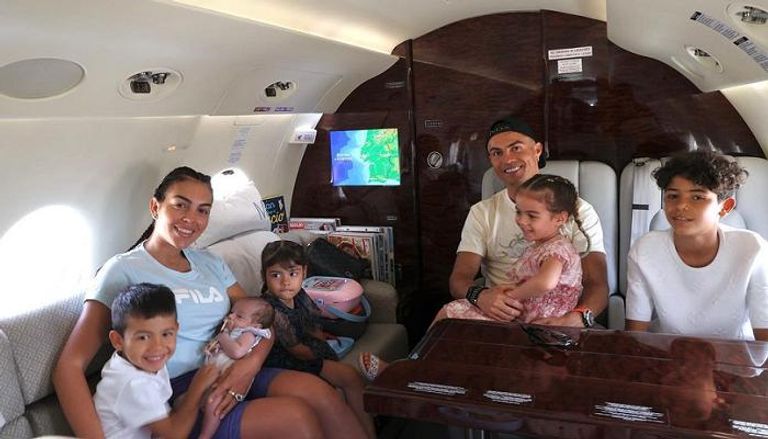 رونالدو مع عائلته في طائرته الخاصة