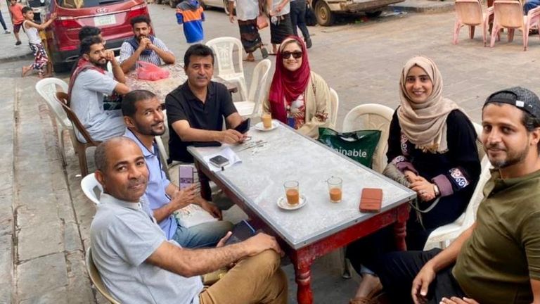 أحد مقاهي عدن القديمة