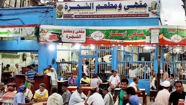 أحد مقاهي عدن القديمة