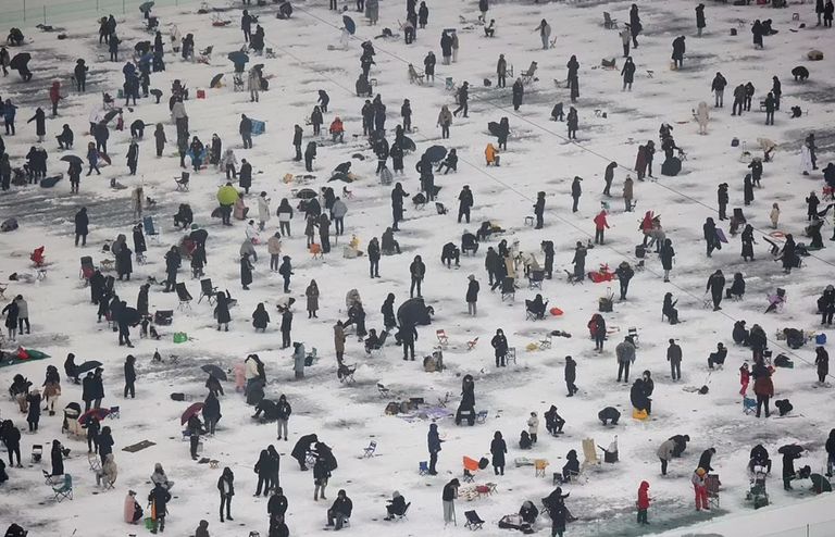 مهرجان الصيد من فتحات الجليد مهرجان الصيد من فتحات الجليد