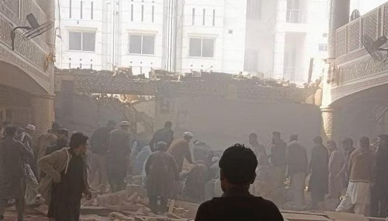 جانب من الانفجار الذي استهدف مسجدا في باكستان 