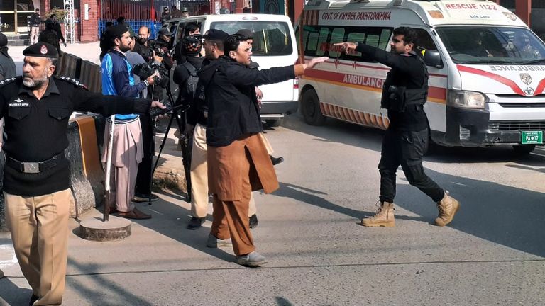 جانب من الانفجار الذي استهدف مسجدا في باكستان 