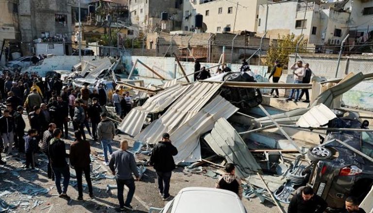 فلسطينيون يتفقدون الأضرار في أعقاب غارة إسرائيلية في جنين بالضفة الغربية 
