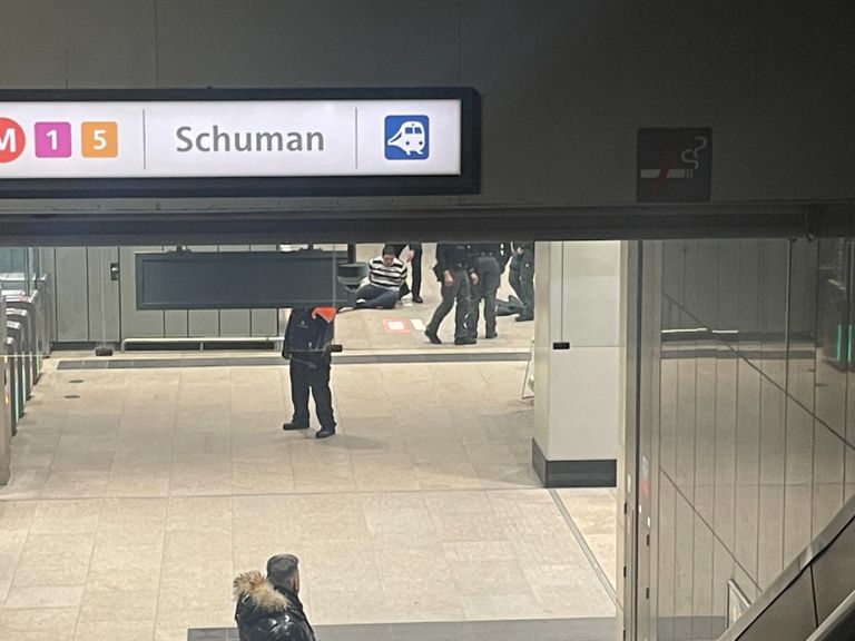 محاولات إسعاف المصاب في الهجوم