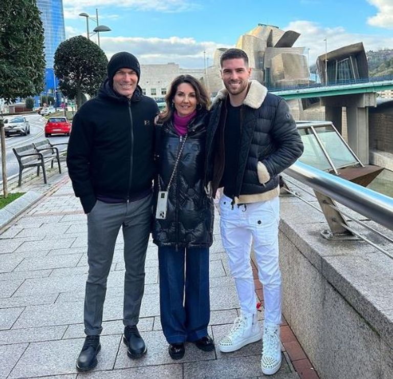 زيدان مع عائلته زين الدين زيدان مدرب ريال مدريد السابق