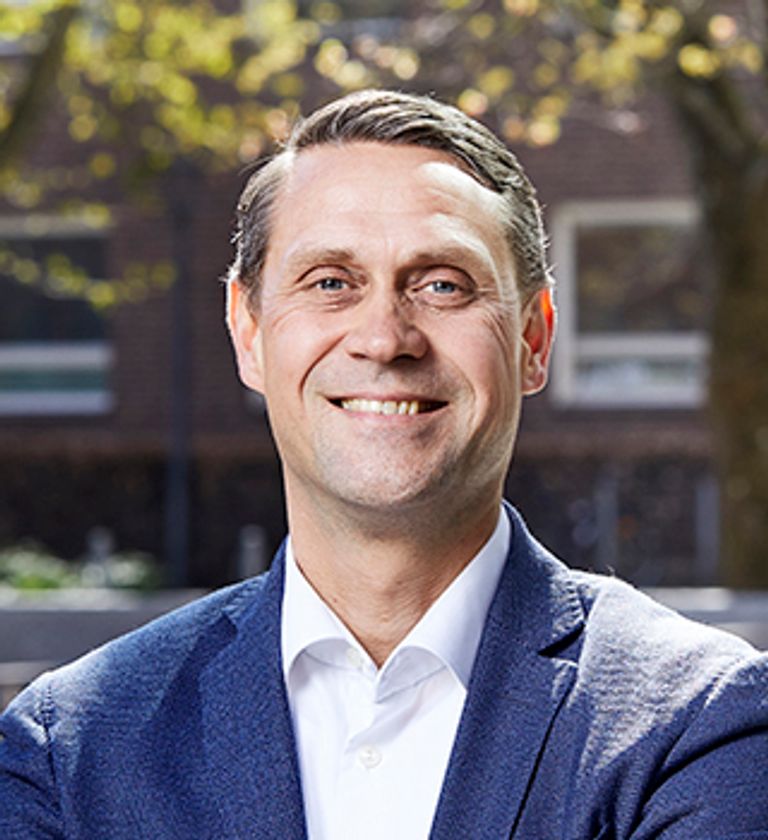 مارتن أندرسون، الأستاذ في قسم الكيمياء والهندسة الكيميائية في جامعة تشالمرز بالسويد رذاذ قاتل للبكتيريا المقاومة للعلاج - تعبيرية