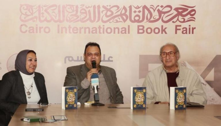 المخرج أحمد عاطف خلال توقيع روايته بمعرض القاهرة للكتاب 2023