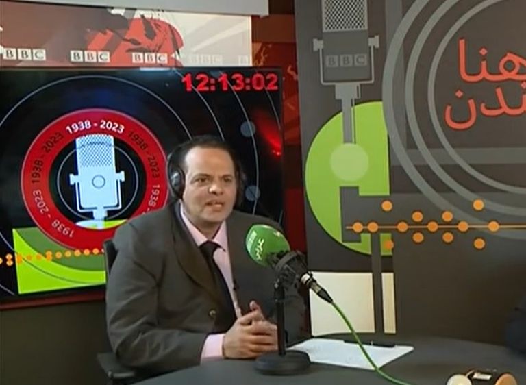 هشام عبدالملك لحظة قراءة آخر نشرة بإذاعة