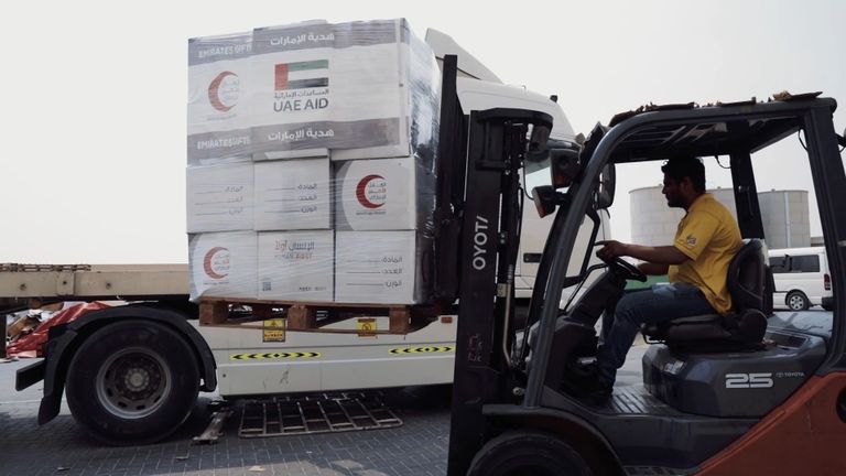 جانب من المساعدات الإماراتية إلى ليبيا