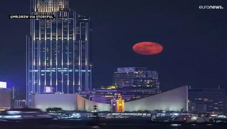 القمر العملاق في سماء هونغ كونغ
