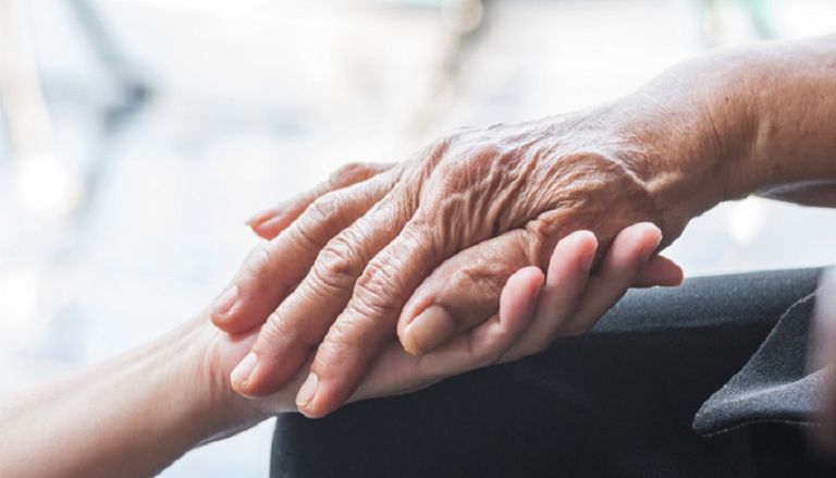 شخص كبير في السن يتمشى مع شاب