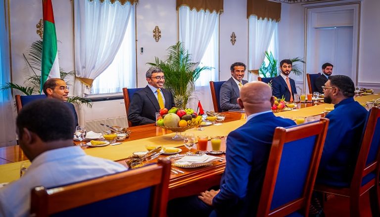 عبدالله بن زايد مع رئيس جمهورية غويانا