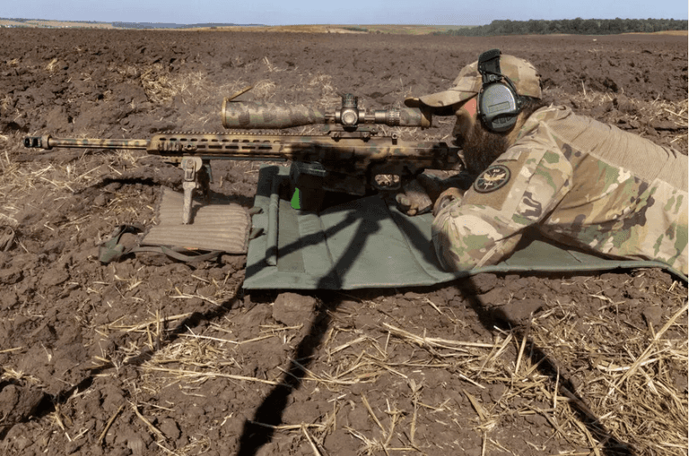 بندقية أحد القناصة الأوكران في الخطوط الأمامية