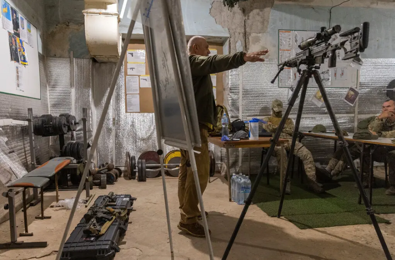 بندقية أحد القناصة الأوكران في الخطوط الأمامية