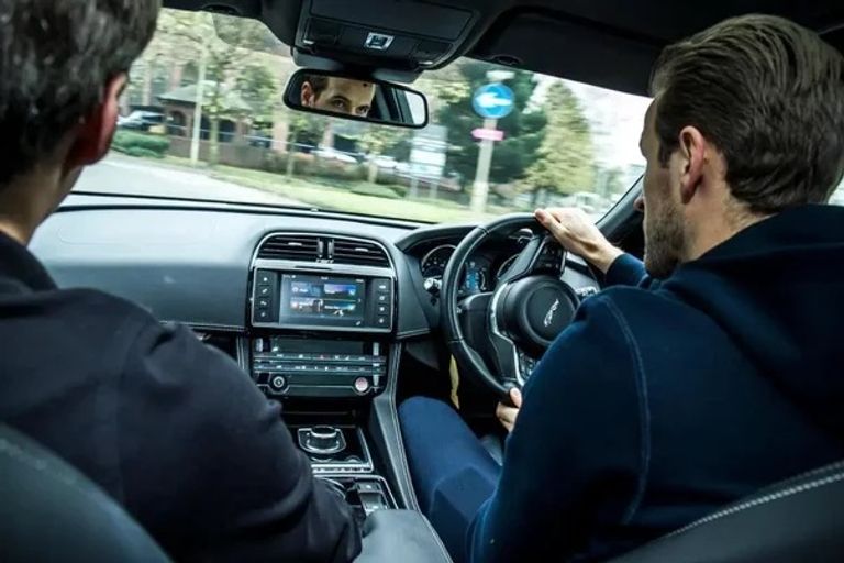 هاري كين يقود سيارته