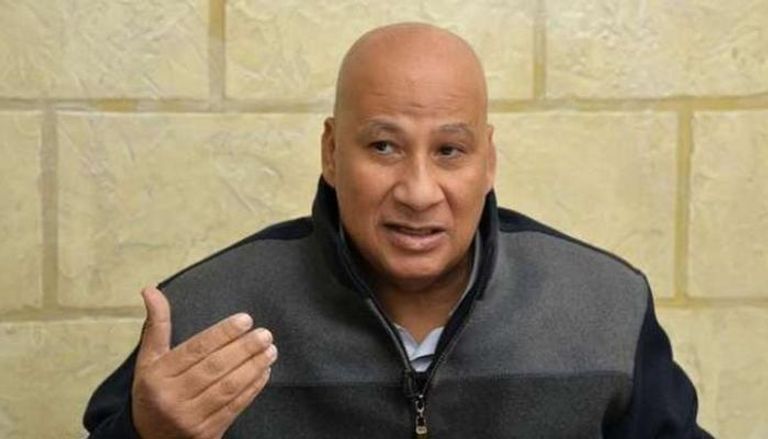 تجمع الأهالي حول المقبرة