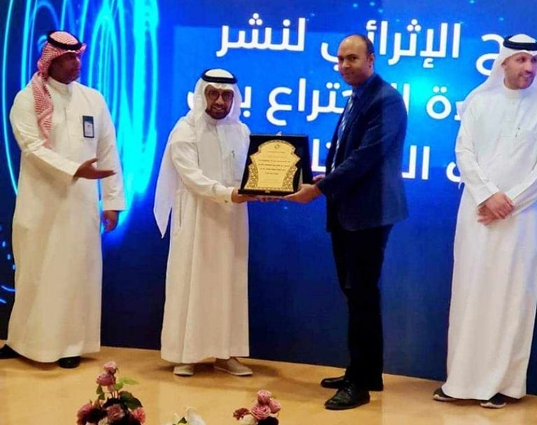 عبدالعزيز العوهلي رئيس جامعة الملك فيصل، يمنح الباحث المصري درع الجامعة لعام 2023 تحديد جنس الأسماك مفيد للحفاظ على التوازن بين الذكور والإناث بالمزارع السمكية