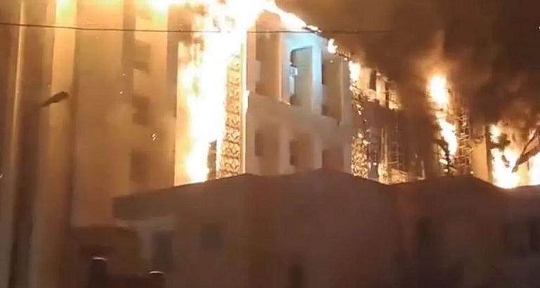 النيران تلتهم مبنى مديرية أمن الإسماعيلية