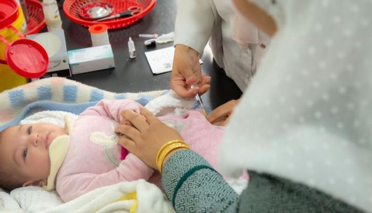طفل يتلقى تطعيم ضد الحصبة