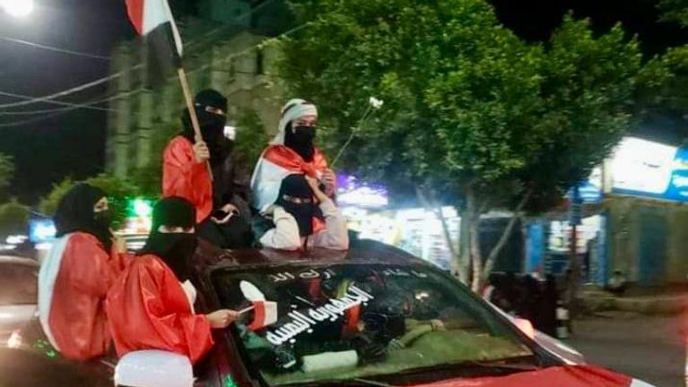 جانب من احتفالات رفع العلم اليمني بصنعاء