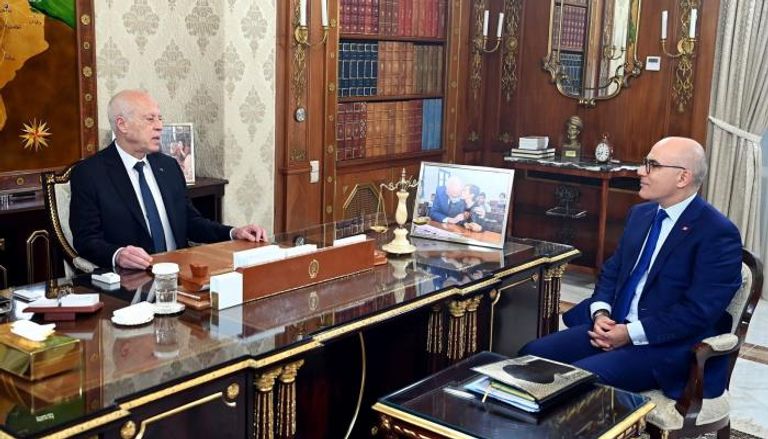 قيس سعيد ووزير الخارجية نبيل عمار خلال لقاء سابق