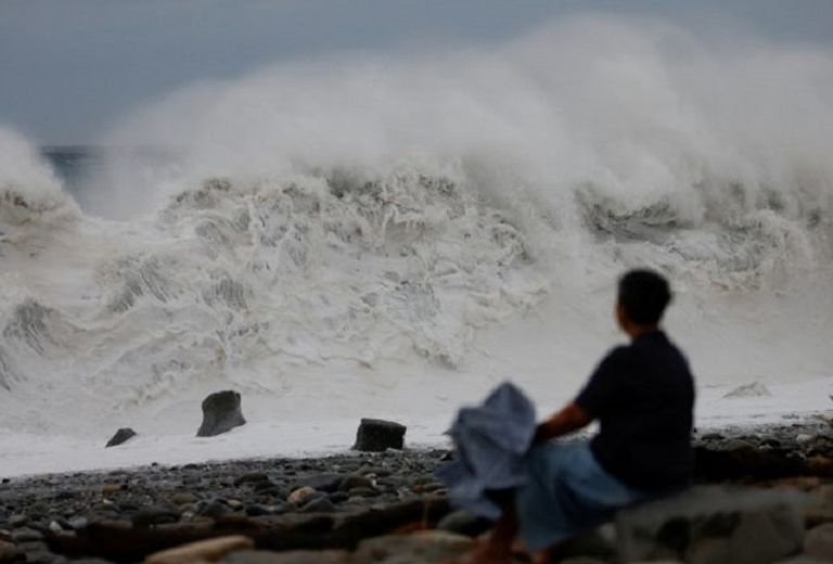 تسونامي يضرب سواحل اليابان