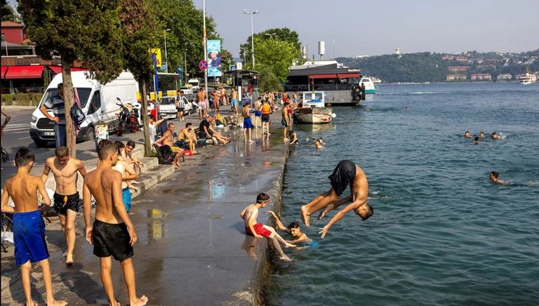 محاولة للهرب من حرارة الجو