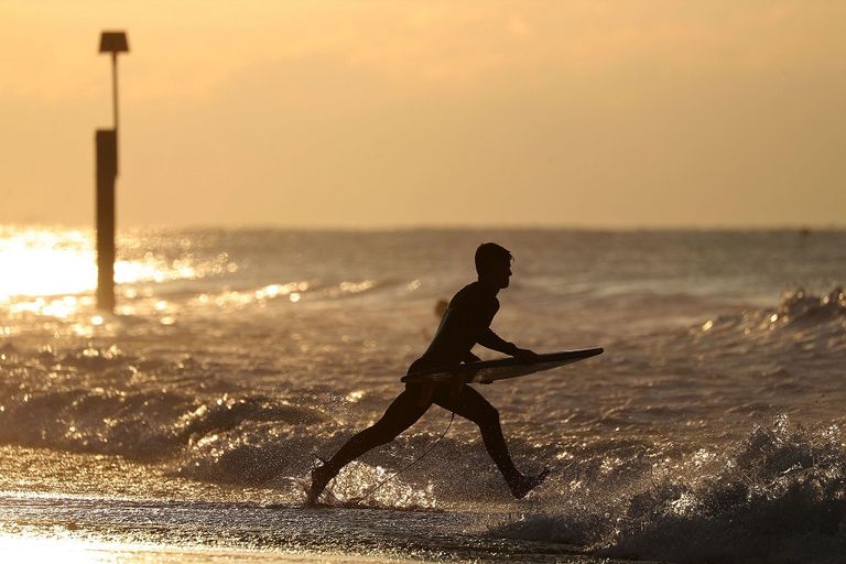 محاولة للهرب من حرارة الجو