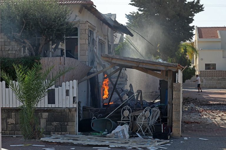 تصاعد الدخان من مواقف القصف في غزة