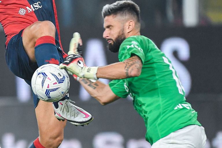 أوليفييه جيرو مهاجم ميلان يرتدي قفازات حارس المرمى أوليفييه جيرو مهاجم ميلان يرتدي قفازات حارس المرمى