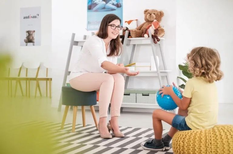 طفل يعاني من اضطراب فرط الحركة ونقص الانتباه